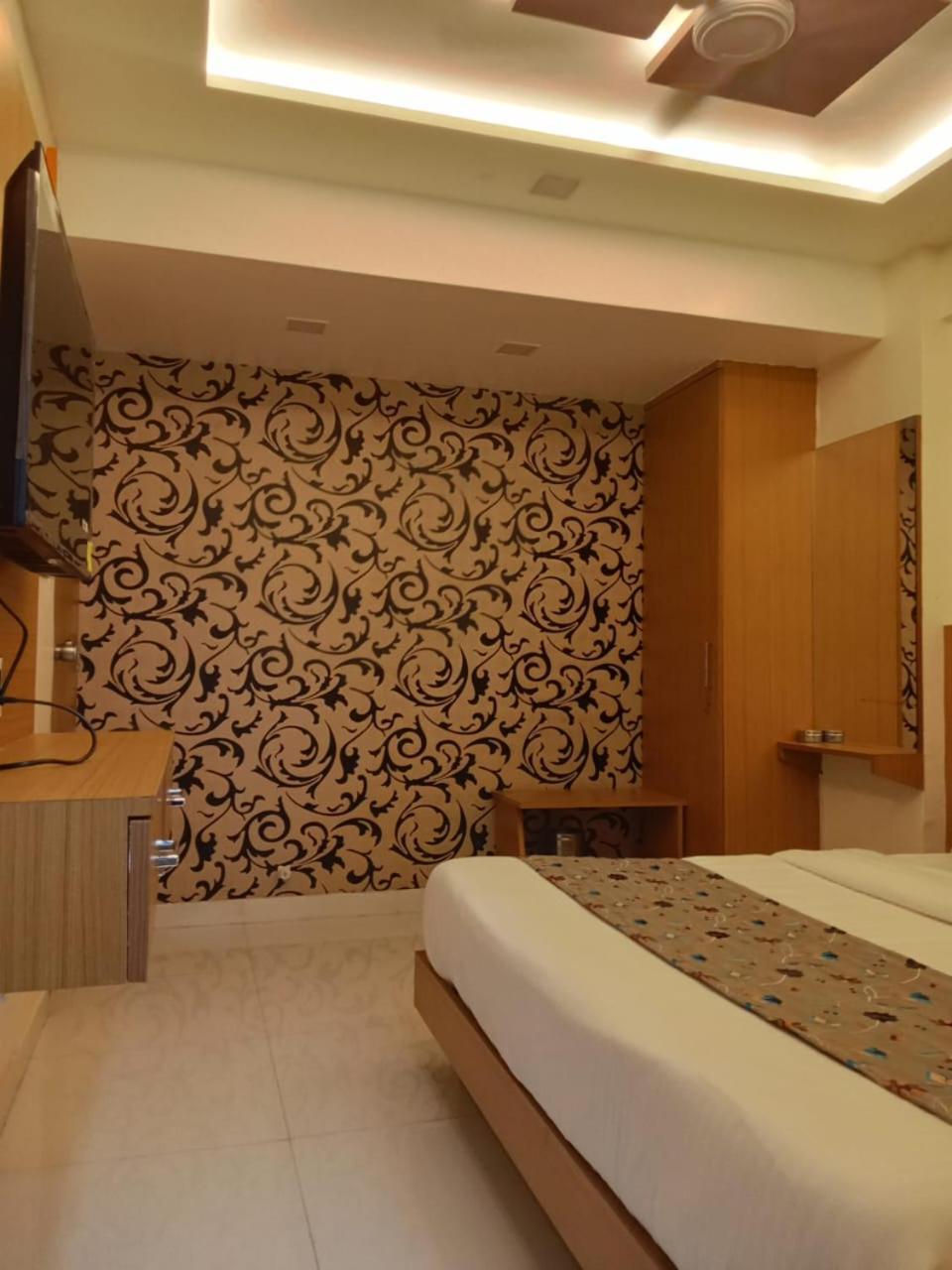 Hotel Exotic Ahmedabad Bagian luar foto