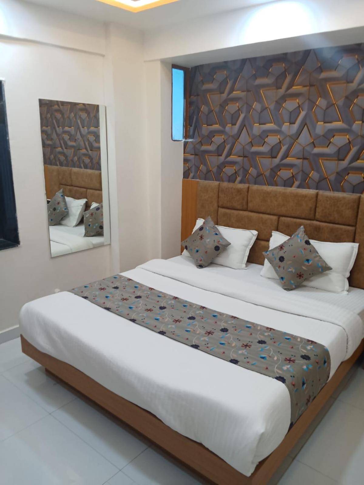 Hotel Exotic Ahmedabad Bagian luar foto