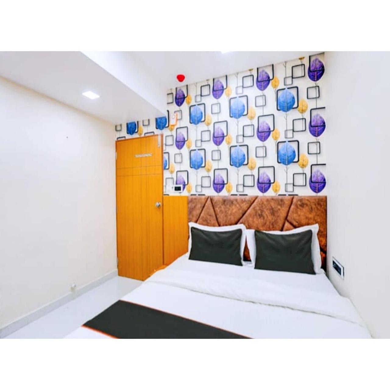 Hotel Exotic Ahmedabad Bagian luar foto