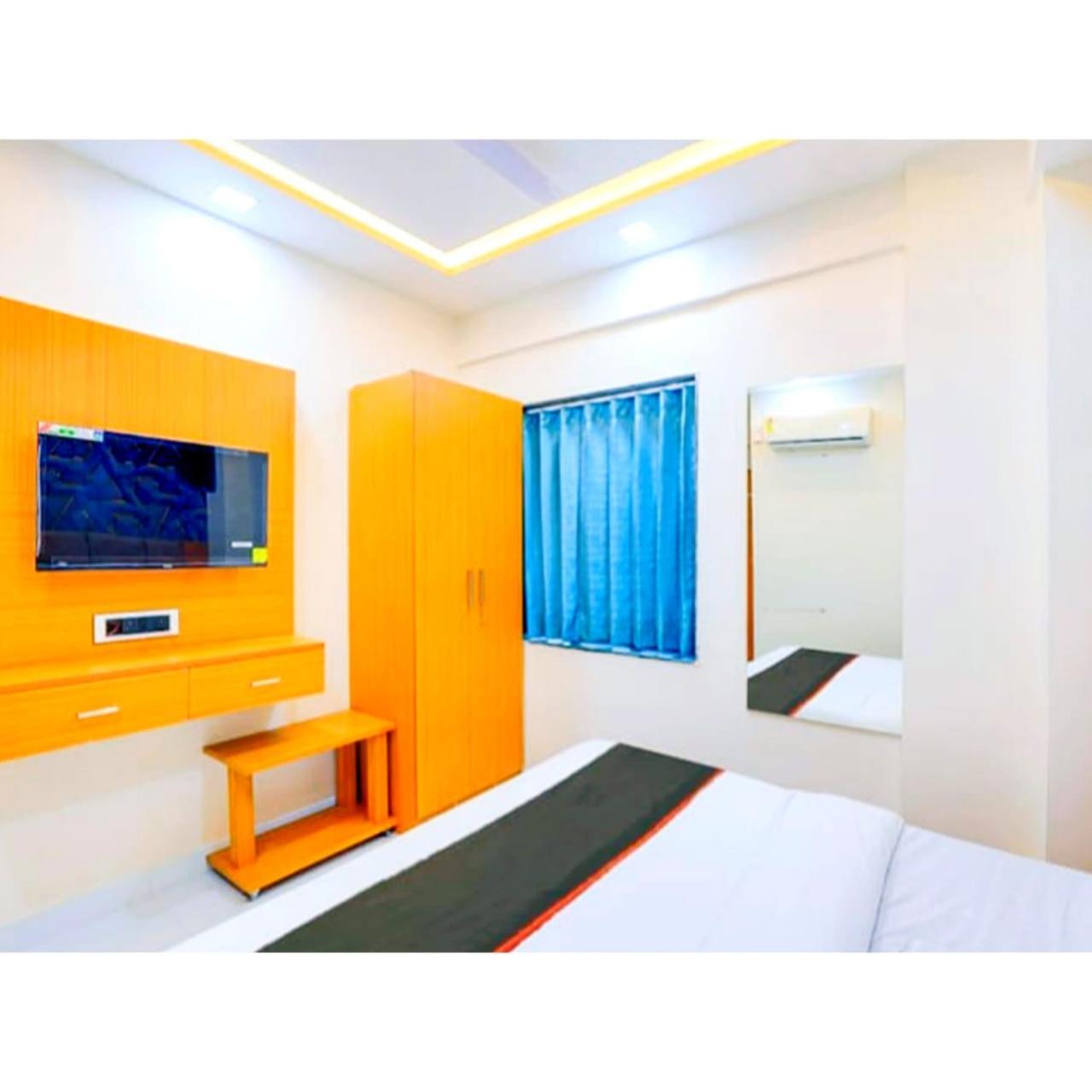 Hotel Exotic Ahmedabad Bagian luar foto