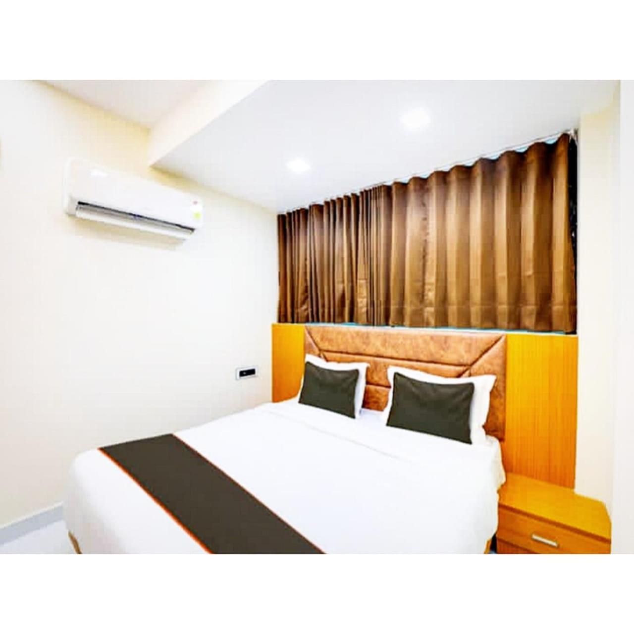 Hotel Exotic Ahmedabad Bagian luar foto