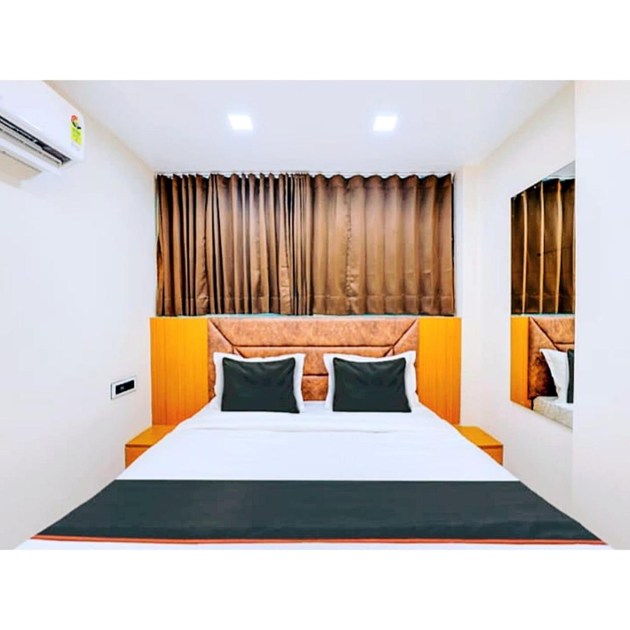 Hotel Exotic Ahmedabad Bagian luar foto