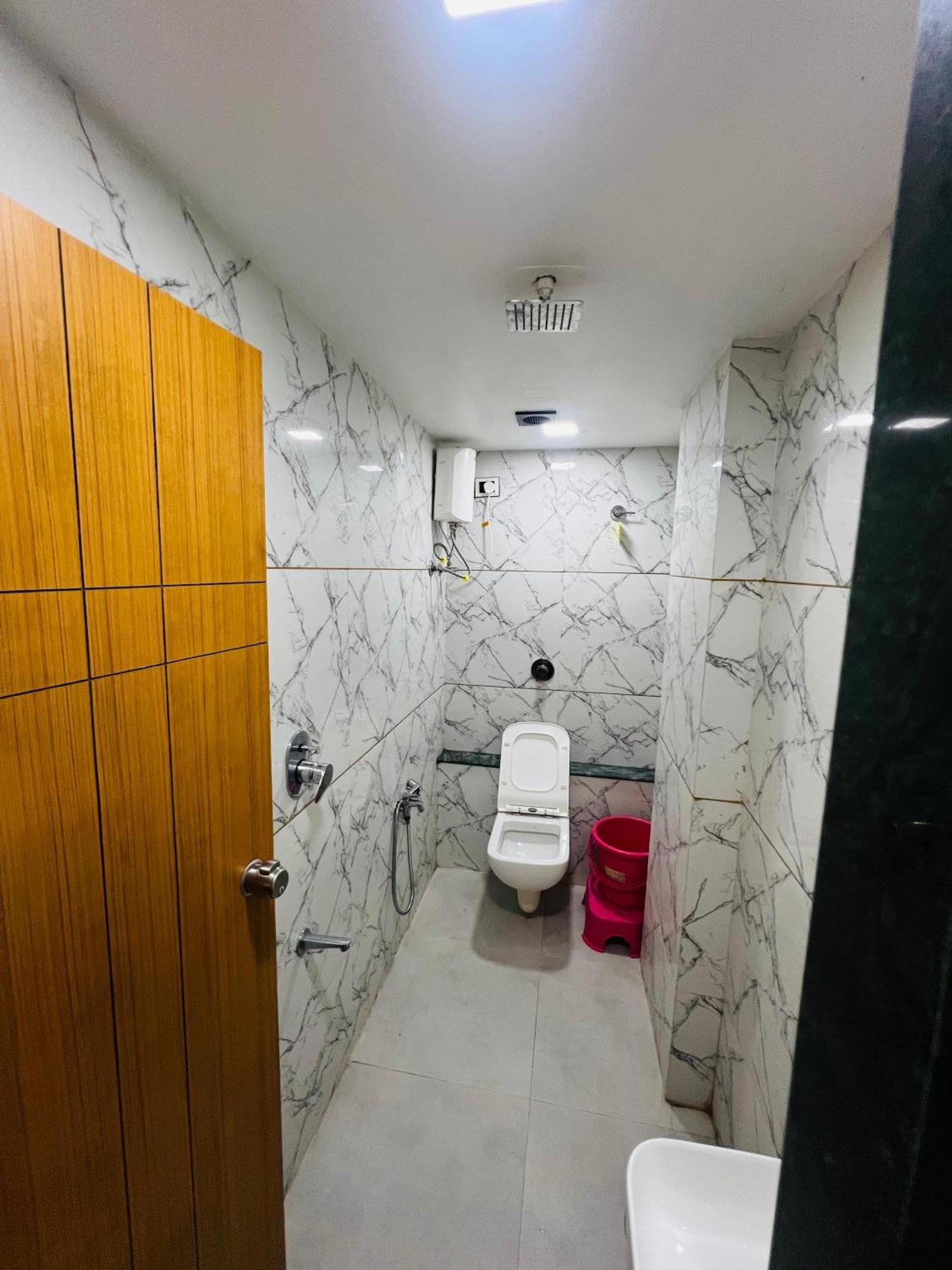 Hotel Exotic Ahmedabad Bagian luar foto