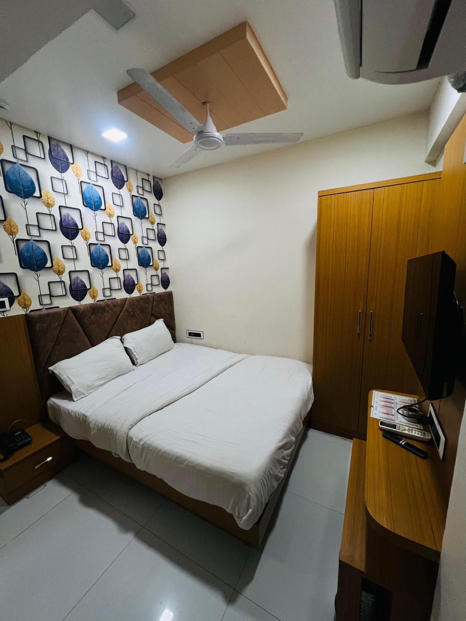 Hotel Exotic Ahmedabad Bagian luar foto