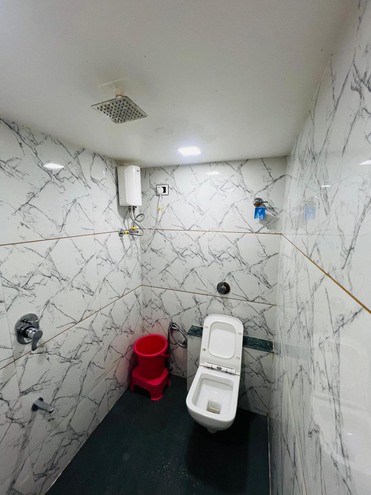Hotel Exotic Ahmedabad Bagian luar foto