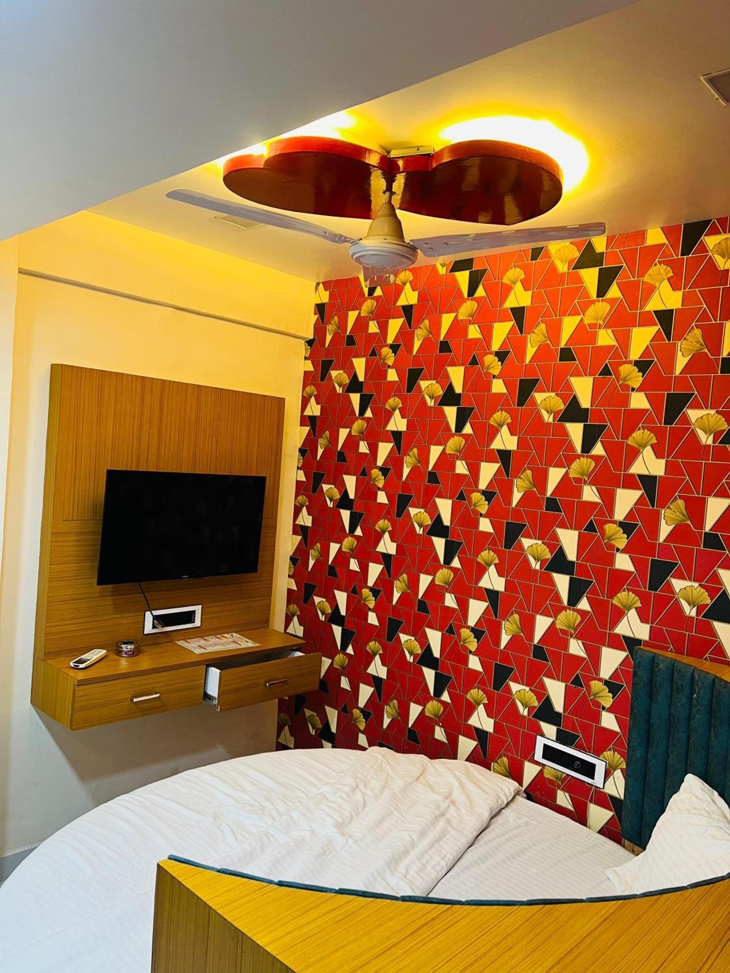 Hotel Exotic Ahmedabad Bagian luar foto