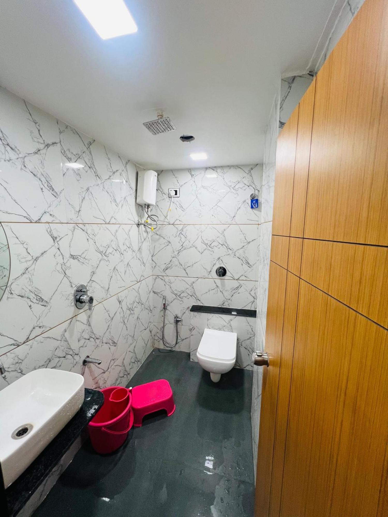 Hotel Exotic Ahmedabad Bagian luar foto