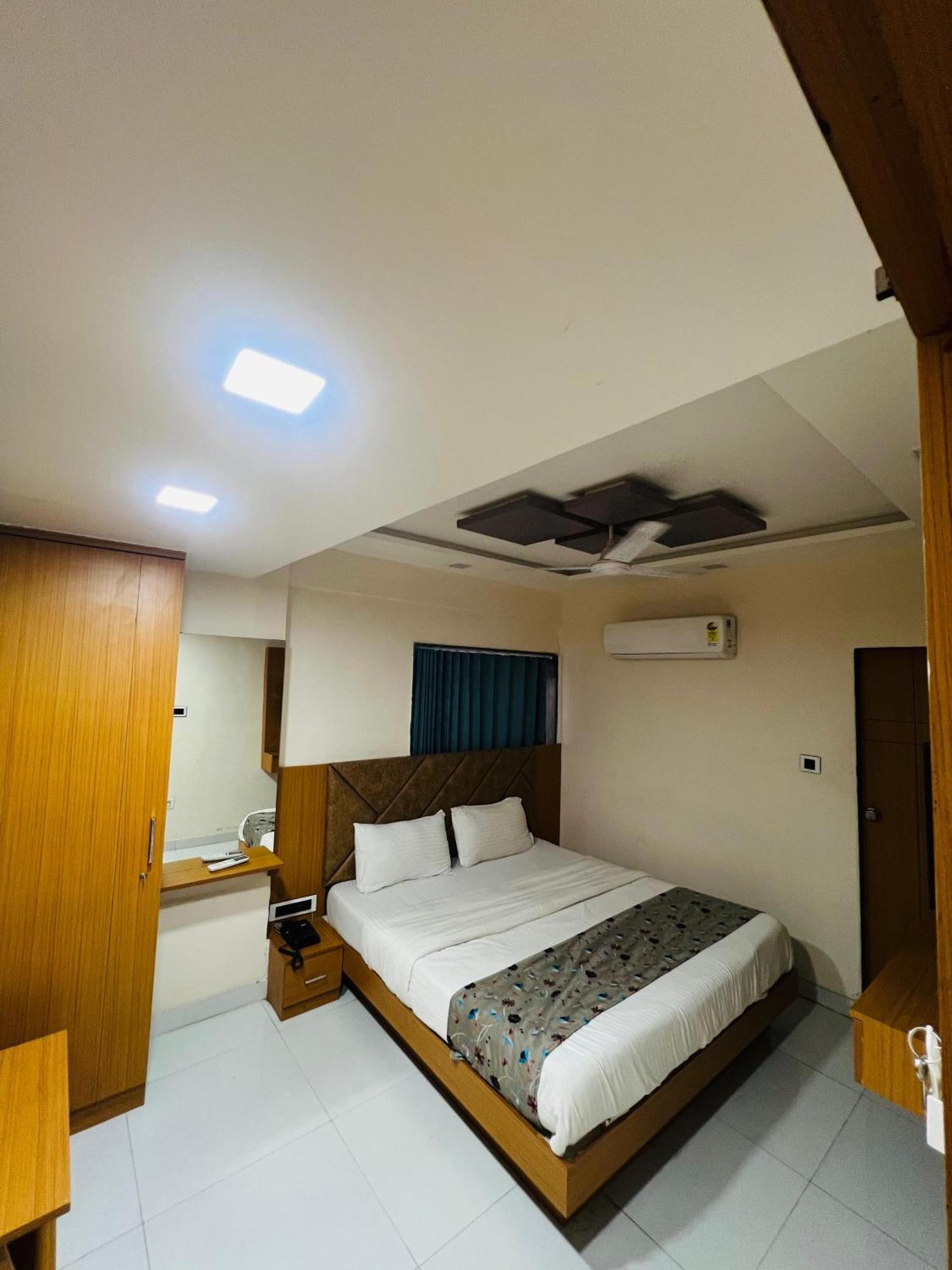 Hotel Exotic Ahmedabad Bagian luar foto