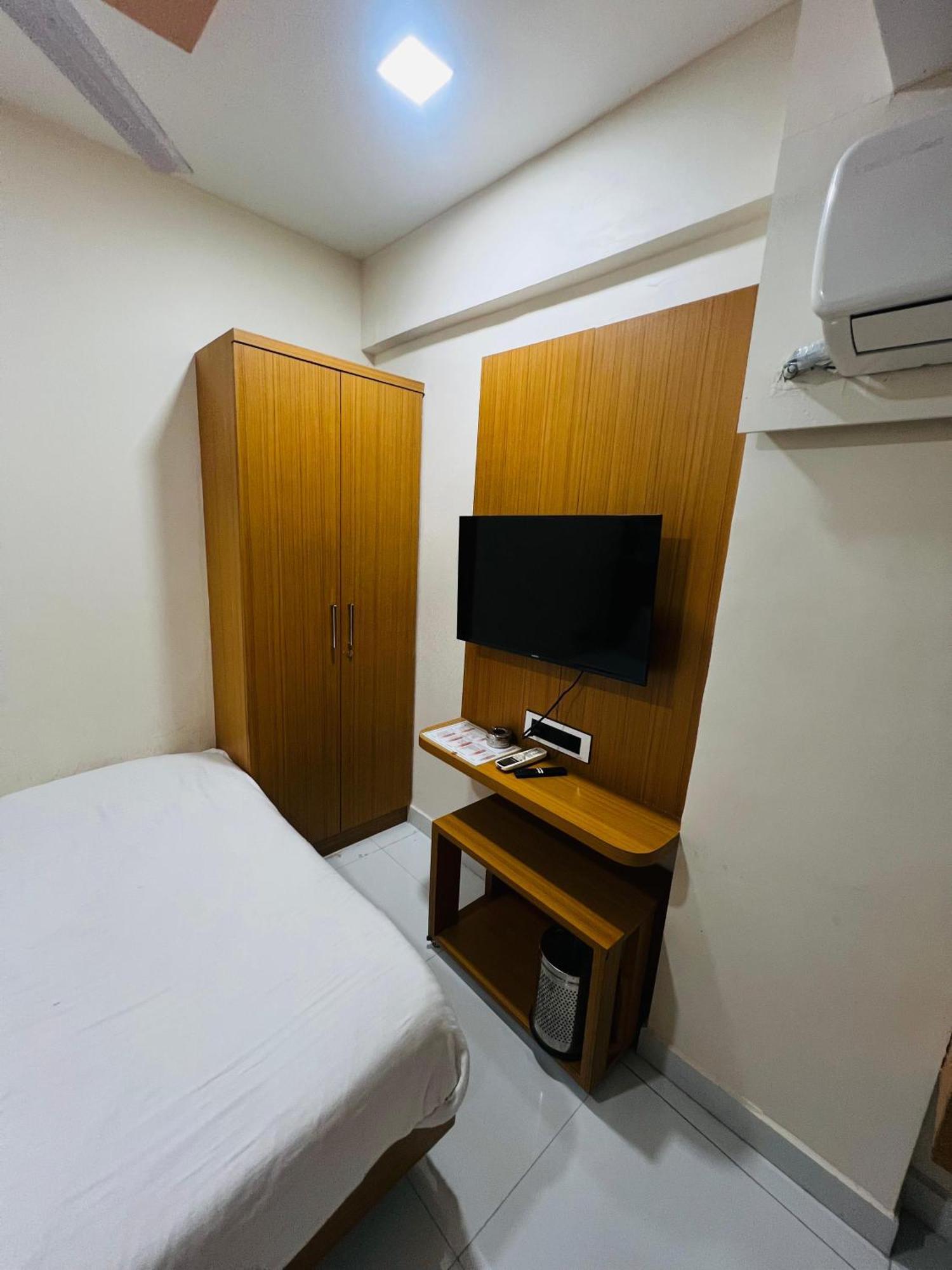 Hotel Exotic Ahmedabad Bagian luar foto