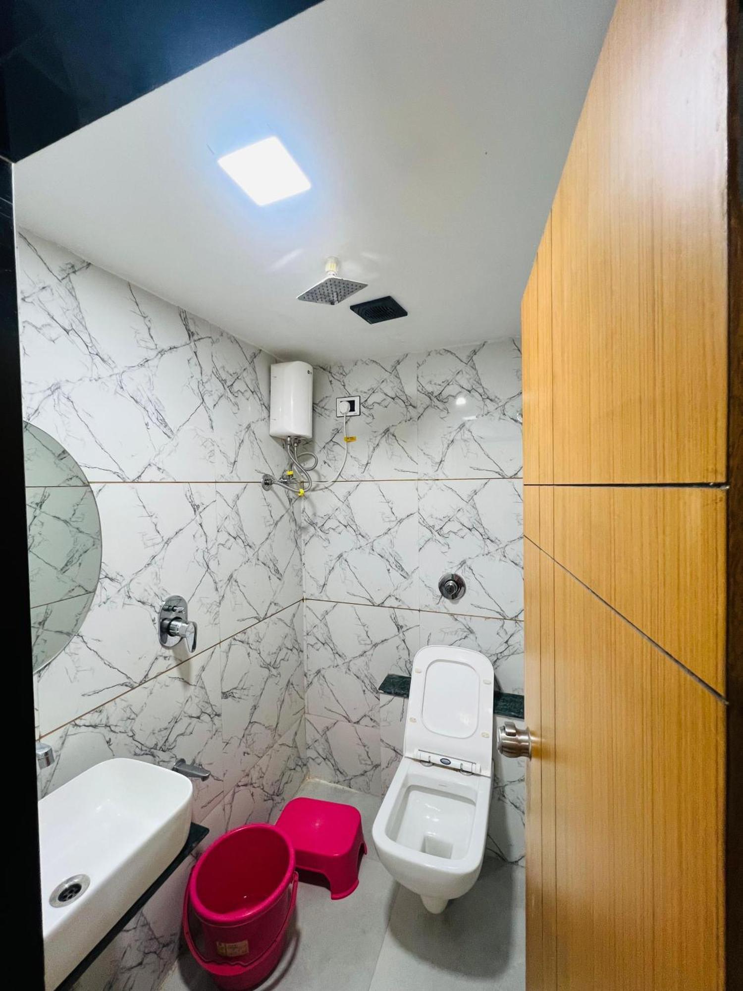 Hotel Exotic Ahmedabad Bagian luar foto
