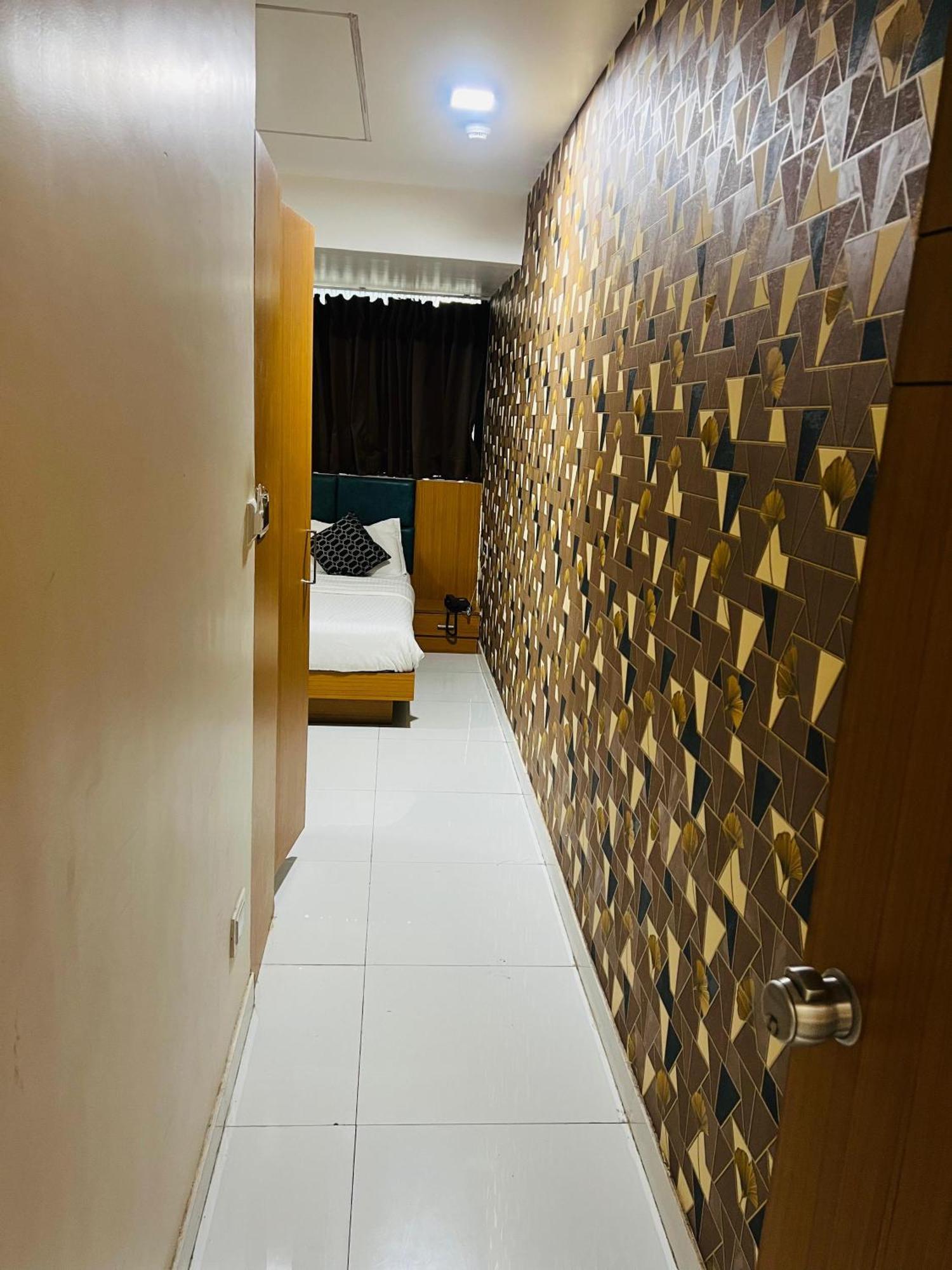 Hotel Exotic Ahmedabad Bagian luar foto