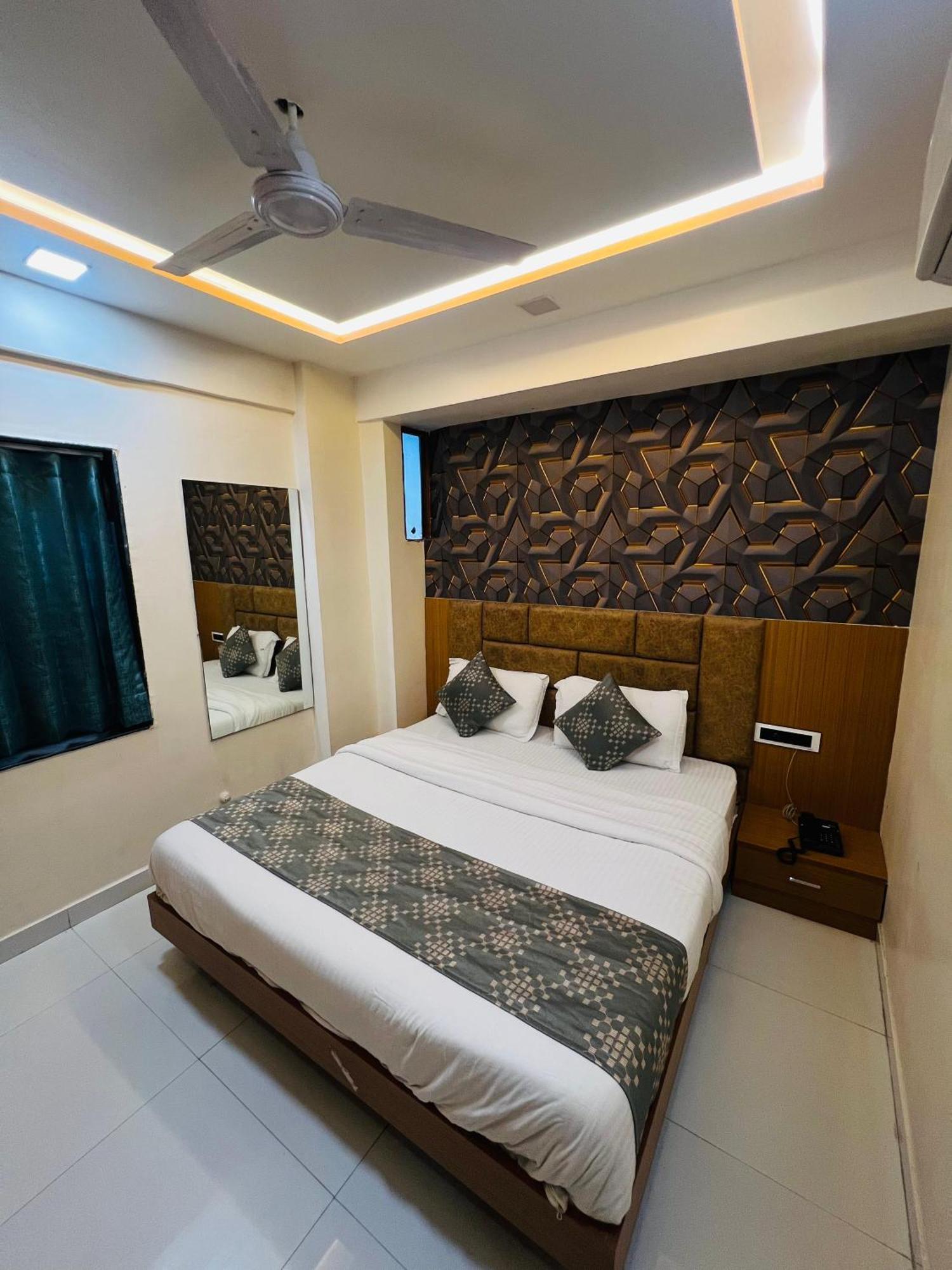 Hotel Exotic Ahmedabad Bagian luar foto