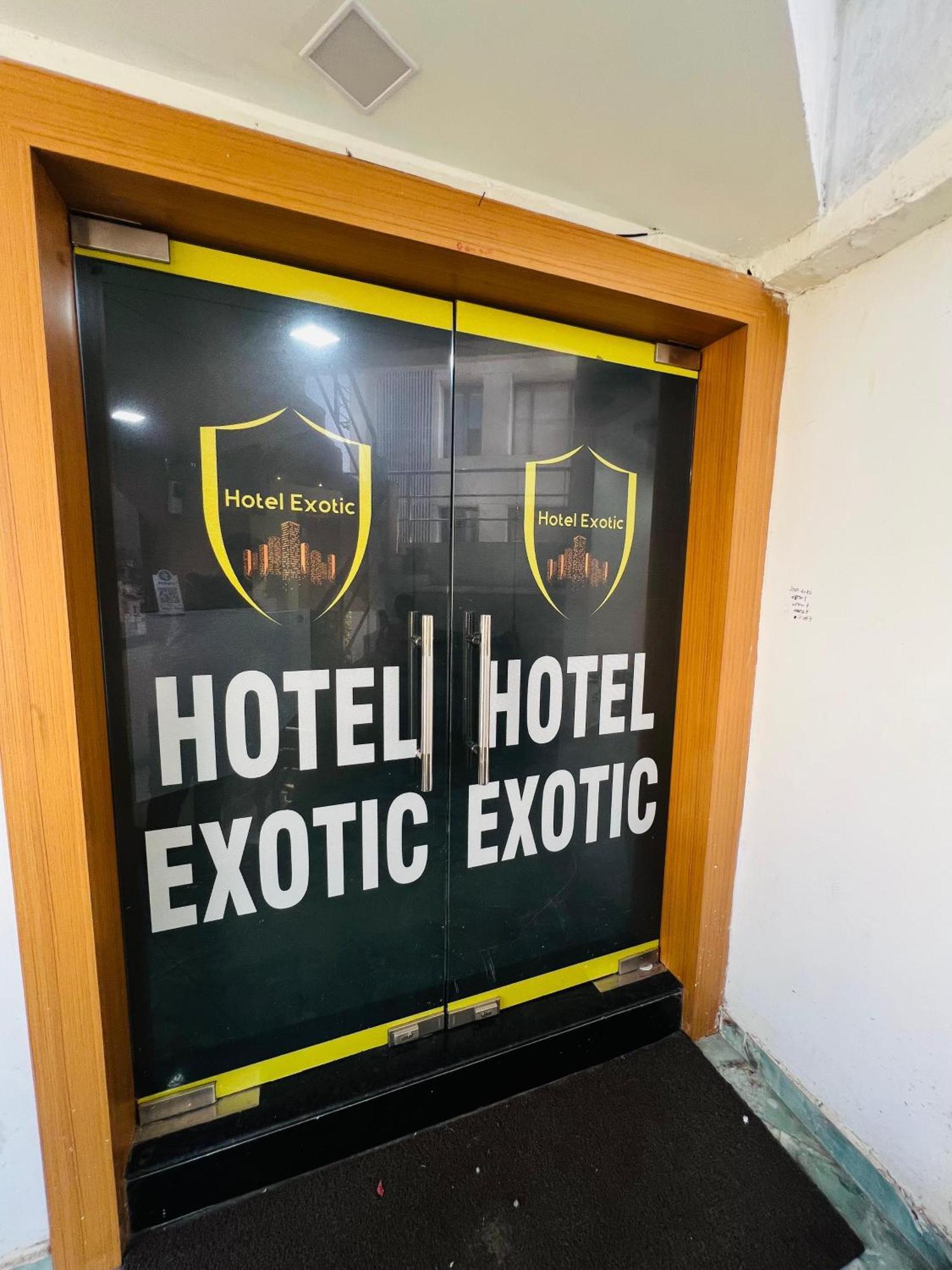 Hotel Exotic Ahmedabad Bagian luar foto