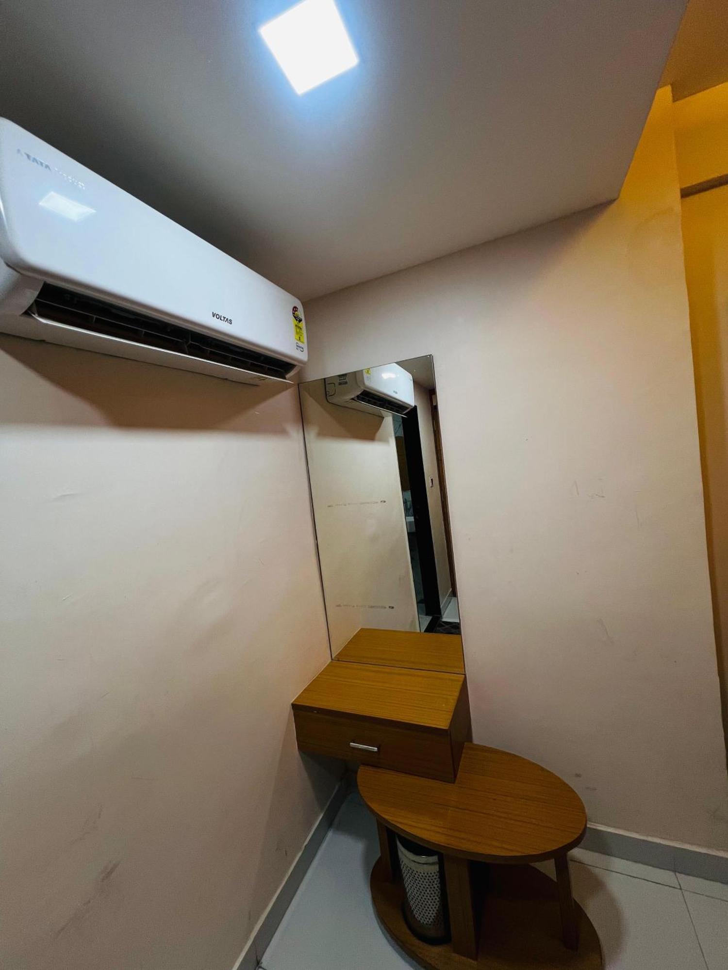 Hotel Exotic Ahmedabad Bagian luar foto