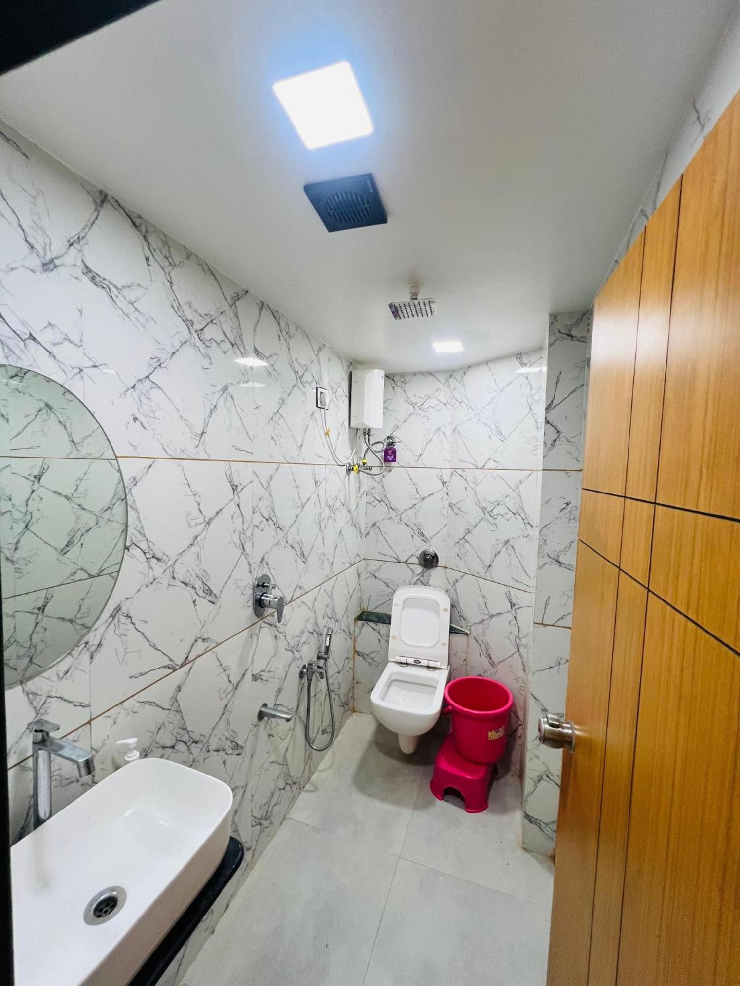 Hotel Exotic Ahmedabad Bagian luar foto