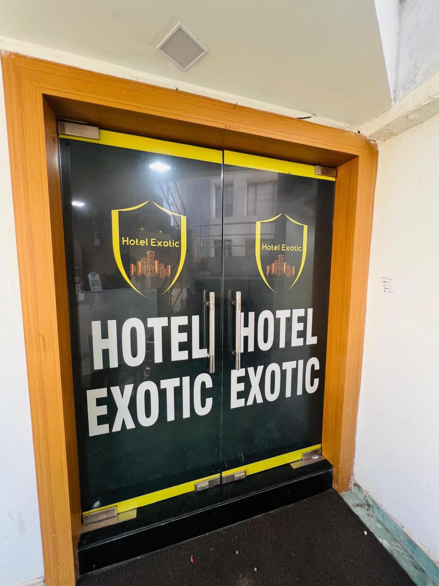Hotel Exotic Ahmedabad Bagian luar foto