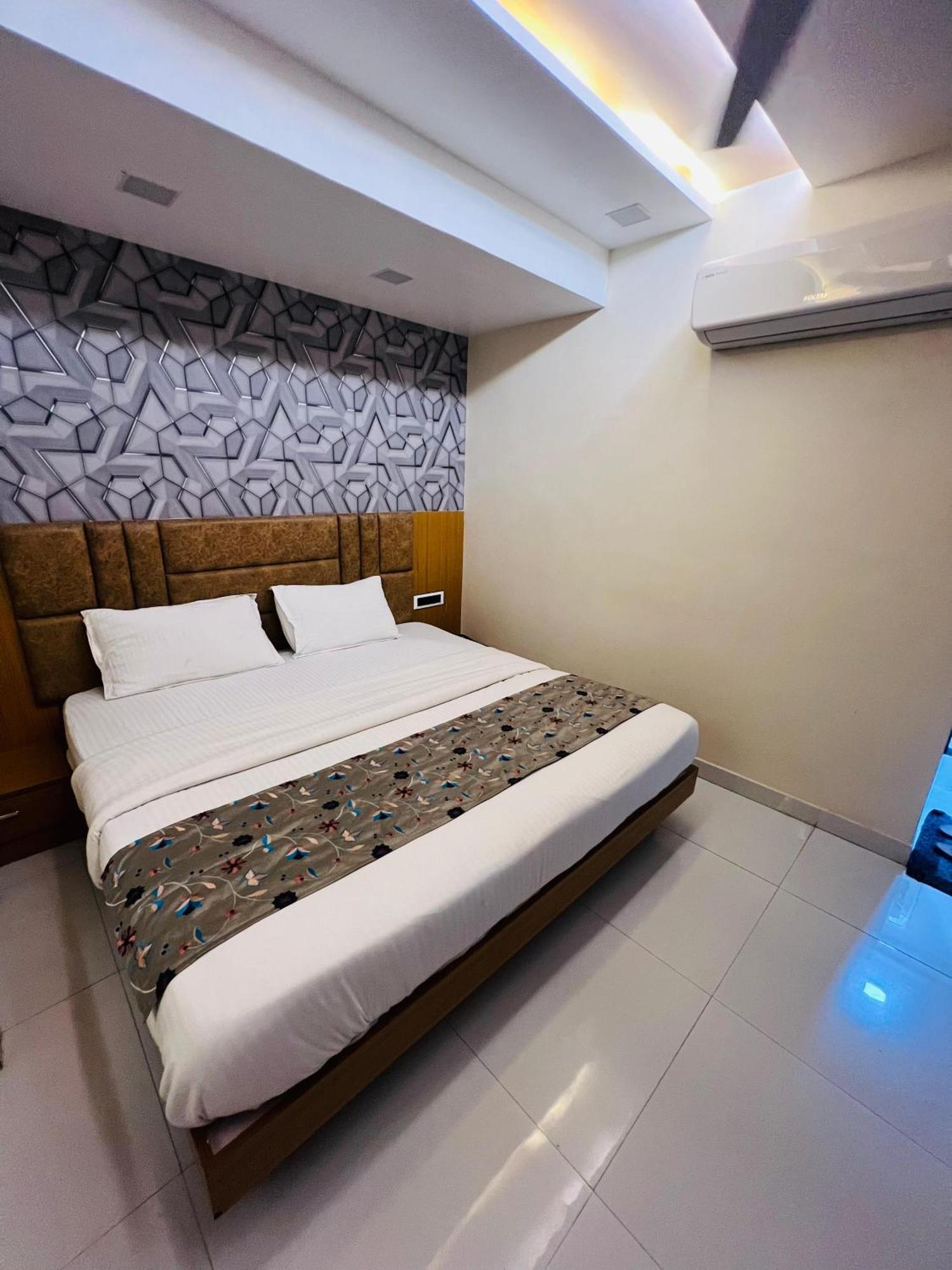 Hotel Exotic Ahmedabad Bagian luar foto