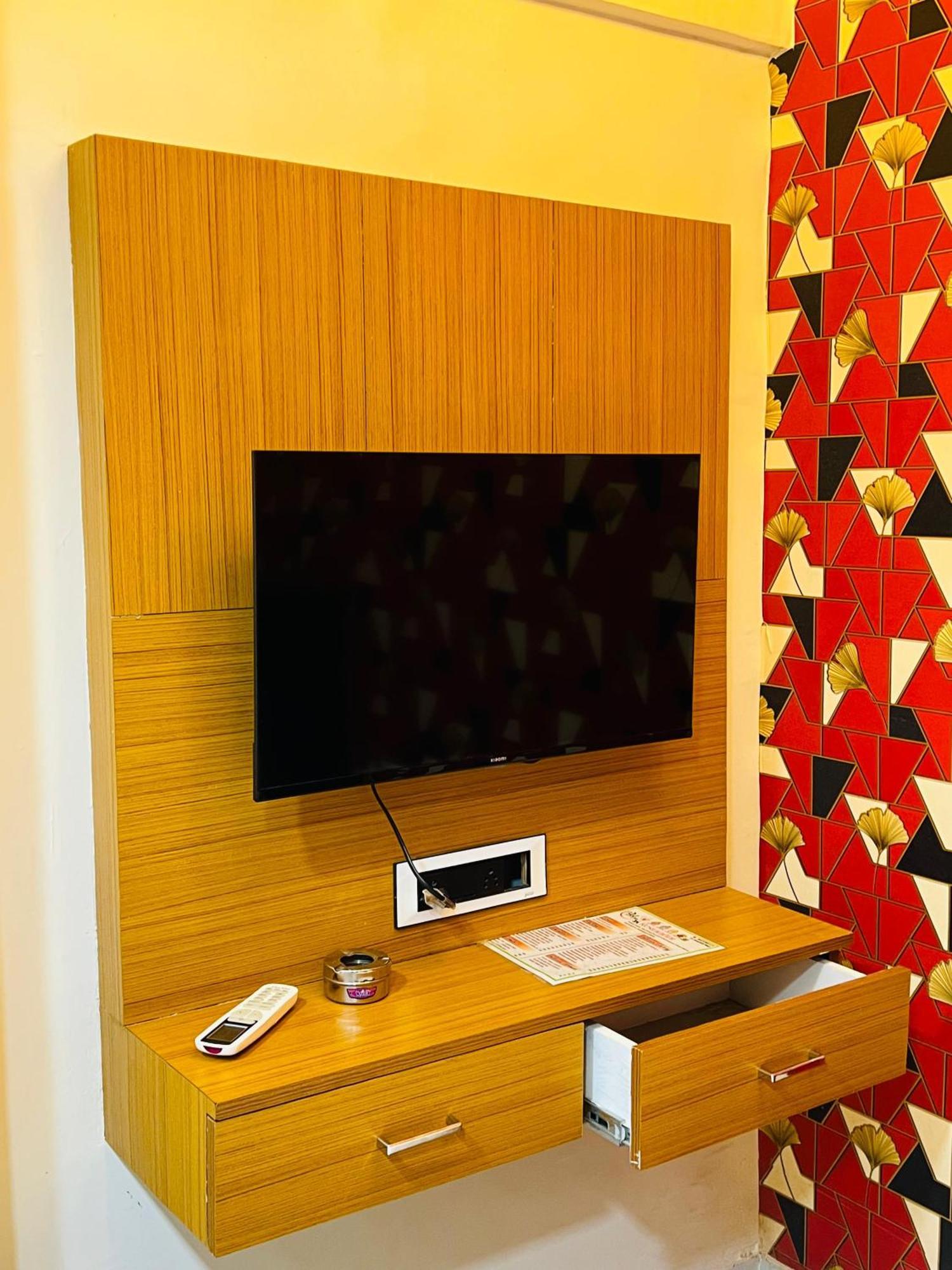 Hotel Exotic Ahmedabad Bagian luar foto