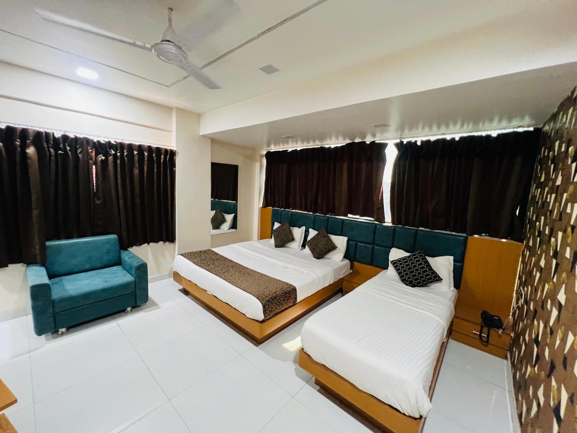 Hotel Exotic Ahmedabad Bagian luar foto
