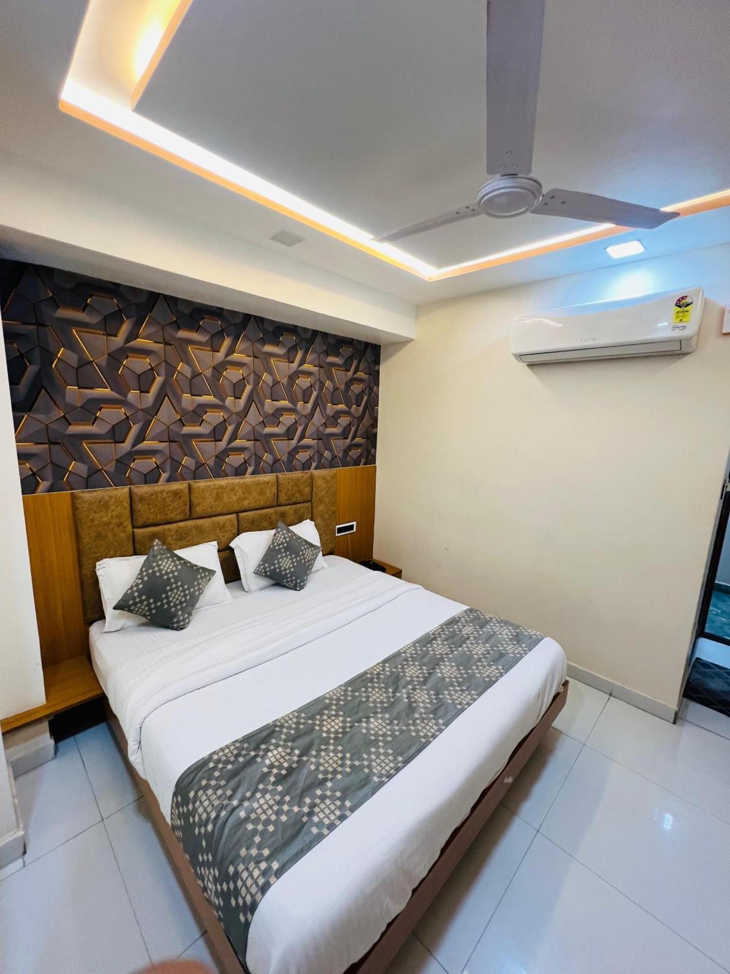 Hotel Exotic Ahmedabad Bagian luar foto